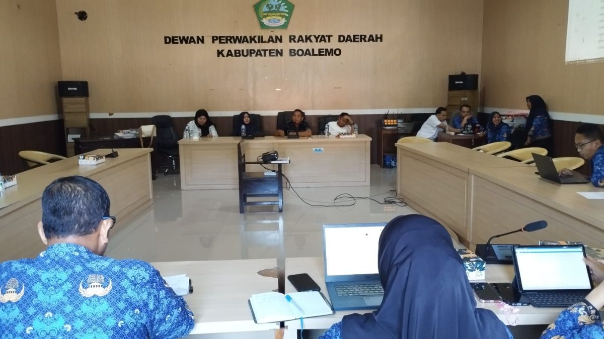 RAPAT FINALISASI RANPERDA TENTANG PERLINDUNGAN, KEMUDAHAN DAN PEMBERDAYAAN USAHA MIKRO - Foto 3